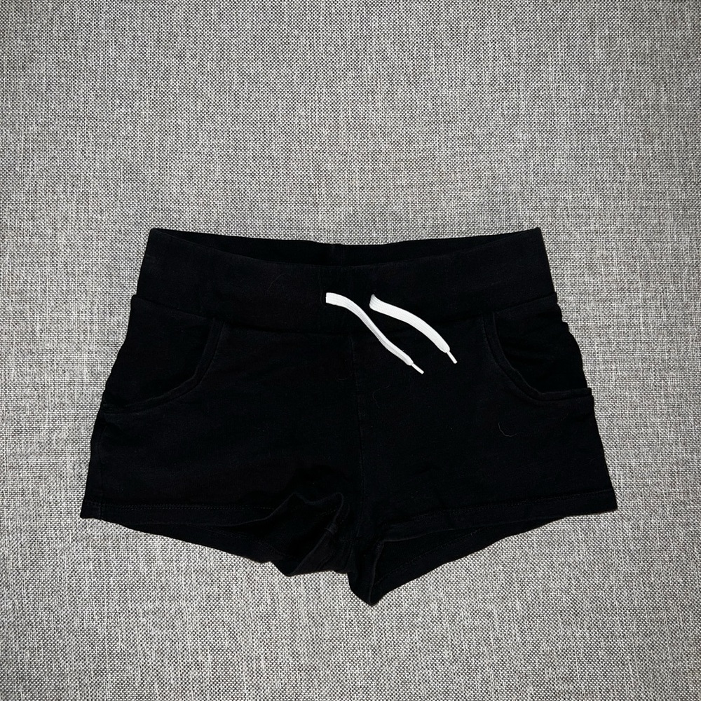 DIVIDED basic black shorts XS